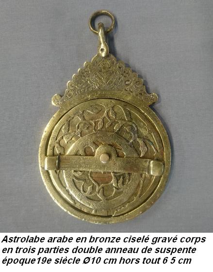 Astrolabe arabe en bronze cisele grave corps en trois parties double anneau de suspente epoque19e siecle diam10 cm hors tout 6 5 cm 1